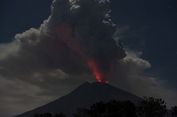 Warga Saksikan Lontaran Pijar Gunung Agung dari Pantai Ampenan