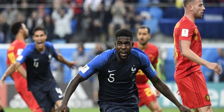 Samuel Umtiti merayakan gol Perancis ke gawang Belgia pada pertandingan semifinal Piala Dunia 2018 di St. Petersburg, 10 Juli 2018. 