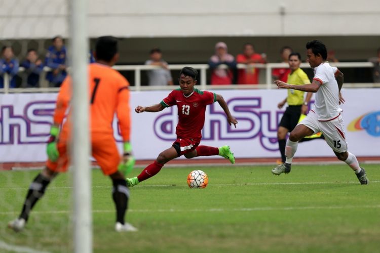 Pemain timnas Indonesia, Febri Hariyadi berebut bola dengan pemain timnas Myanmar, Phyo Ko Ko Thein saat pertandingan persahabatan Indonesia melawan Myanmar di Stadion Pakansari, Cibinong, Bogor, Jawa Barat, Selasa (21/3/2017). Indonesia kalah 1-3 melawan Myanmar. 