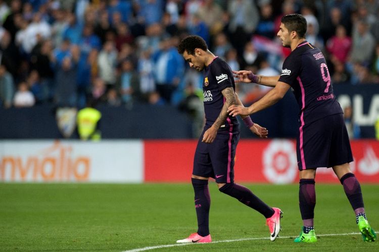 Neymar (kiri) menerima kartu merah saat Barcelona melawan Malaga pada La Liga - kasta teratas Liga Spanyol di Stadion La Rosaleda, sabtu (8/4/2017).