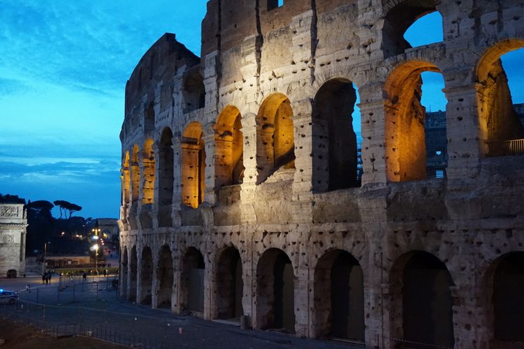 Colosseum yang terletak di Roma, Italia