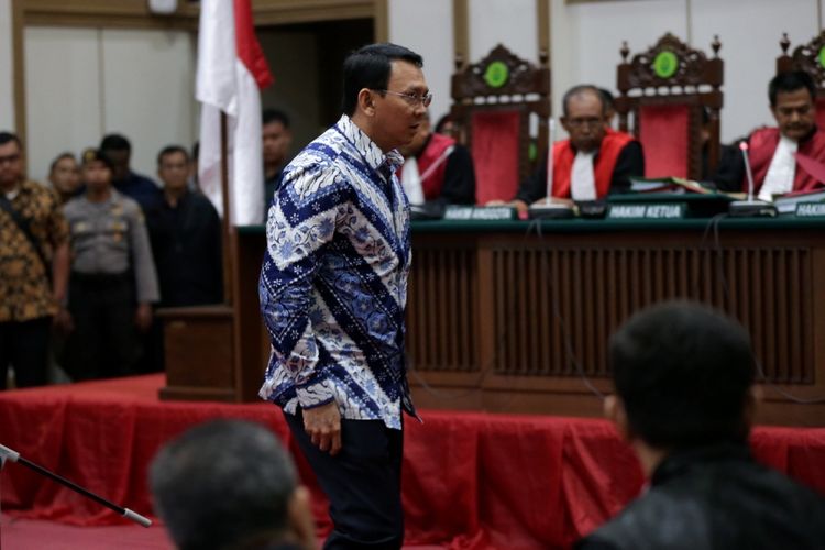 Terdakwa kasus dugaan penodaan agama, Basuki Tjahaja Purnama atau Ahok mengikuti sidang pembacaan putusan di Pengadilan Negeri Jakarta Utara di Auditorium Kementerian Pertanian, Jakarta Selatan, Selasa (9/5/2017). Majelis hakim menjatuhkan hukuman pidana 2 tahun penjara. Basuki Tjahaja Purnama dan kuasa hukumnya menyatakan banding. 