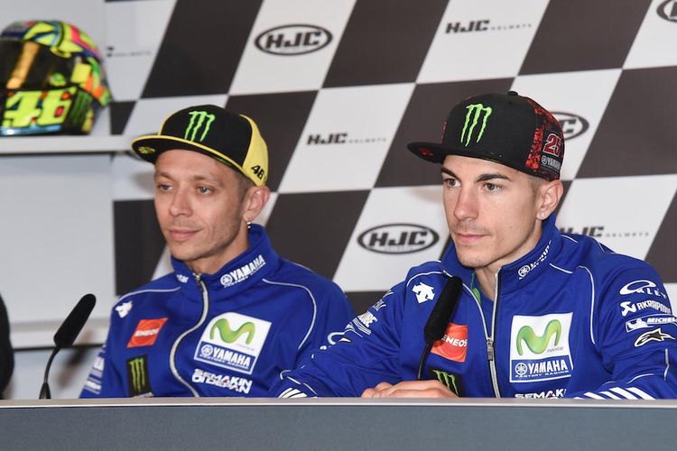 Pebalap Movistar Yamaha MotoGP, Maverick Vinales (Spanyol, kanan) dan Valentino Rossi (Italia), menghadiri konferensi pers setelah sesi kualifikasi GP Perancis di Sirkuit Le Mans, Sabtu (20/5/2017).