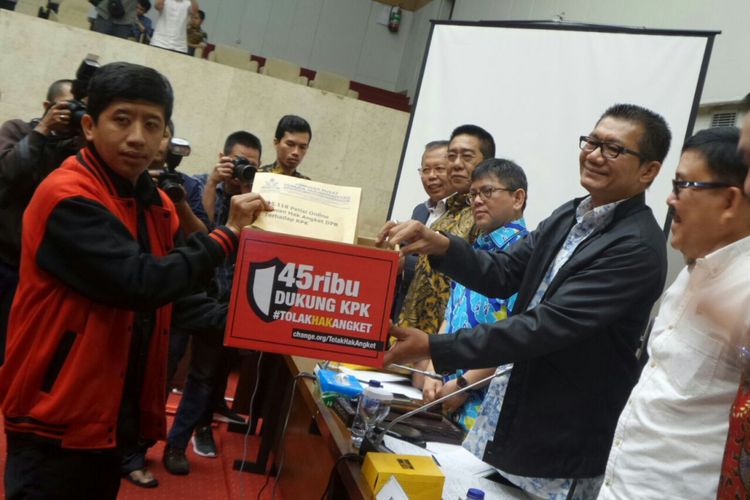 Panitia Khusus Hak Angket KPK menerima petisi penolakan hak angket KPK secara simbolis yang diserahkan oleh PP Pemuda Muhammadiyah di Kompleks Parlemen, Senayan, Jakarta, Jumat (15/7/2017).