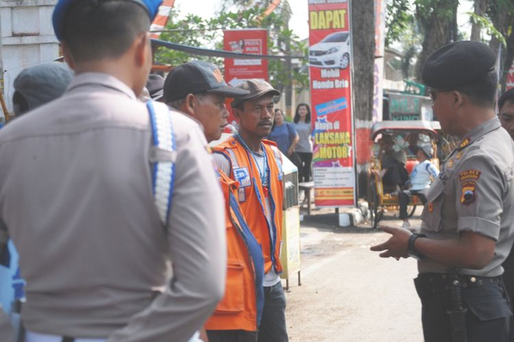 Satuan Sabhara Polres Grobogan, Jawa Tengah membina juru parkir saat menggelar operasi premanisme di wilayah perkotaan Purwodadi, Jumat (21/7/2017) pagi. 