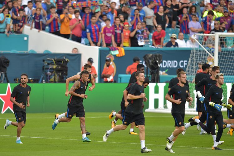 Penyerang Barcelona, Neymar(2 dari kiri), bersama rekan-rekannya melakukan latihan di Hard Rock Stadium, Miami, Florida, pada Sabtu (28/7/2017), satu hari menjelang el clasico melawan Real Madrid dalam ajang pra-musim International Champions Cup. Latihan ini dilakukan secara terbuka sehingga bisa disaksikan penggemar.