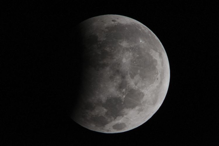 Puncak gerhana bulan sebagian sekitar pukul 02:20 Wita yang terpantau dari Kota Gianyar, Bali, Selasa (8/8/2017). Gerhana bulan yang berlangsung sekitar 1 jam 55 menit tersebut dapat dilihat dari seluruh kepulauan di Indonesia.