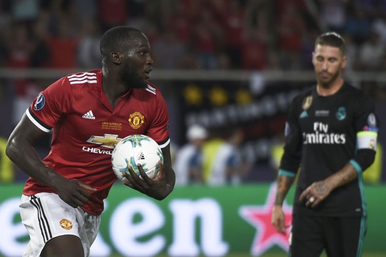 Striker Manchester United asal Belgia, Romelu Lukaku, melakukan selebrasi setelah mencetak gol ke gawang Real Madrid dalam pertandingan Piala Super Eropa di Philip II Arena, Skopje, Selasa (8/8/2017).