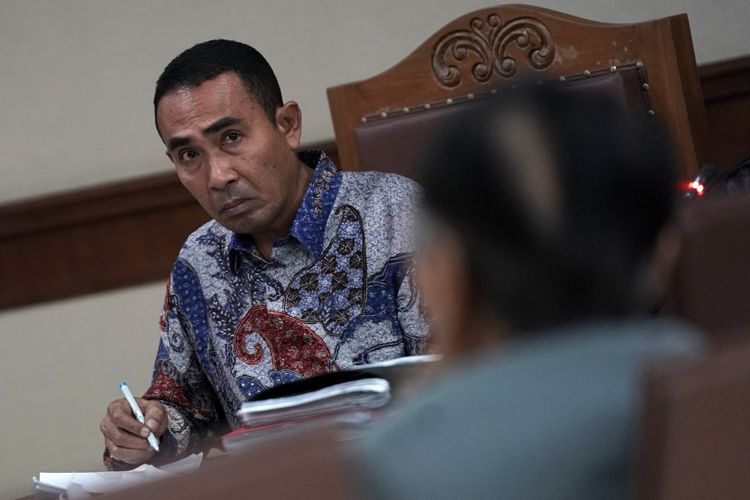 Terdakwa kasus terkait penanganan kasus sengketa pilkada Buton 2011 yang melibatkan mantan Ketua MK Akil Mochtar, Samsu Umar, mendengarkan keterangan saksi ahli saat sidang lanjutan di Pengadilan Tipikor, Jakarta, Rabu (9/8). Dalam persidangan terdakwa selaku Bupati nonaktif Buton tersebut kuasa hukum terdakwa menghadirkan tiga orang saksi ahli. ANTARA FOTO/Sigid Kurniawan/kye/17.