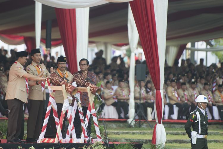 Presiden Joko Widodo (kedua kiri) bersama Menpora Imam Nahrawi (kiri), Seskab Pramono Anung (kanan), dan Ketua Kwartir Nasional Gerakan Pramuka Adhyaksa Dault (kedua kanan) memukul tifa sebagai tanda dibukanya Raimuna Nasional XI yang bertepatan dengan peringatan ulang tahun Pramuka ke-56 di, Bumi Perkemahan Cibubur, Jakarta, Senin (14/8/2017). Sebanyak 15 ribu Pramuka Penegak dan Pandega dari 34 provinsi dan 514 kota/kabupaten serta pramuka luar negeri mengikuti kegiatan bertajuk Pramuka untuk Masa Depan Indonesia: kreatif, inovatif, berkarakter. ANTARA FOTO/Rosa Panggabean/aww/17.