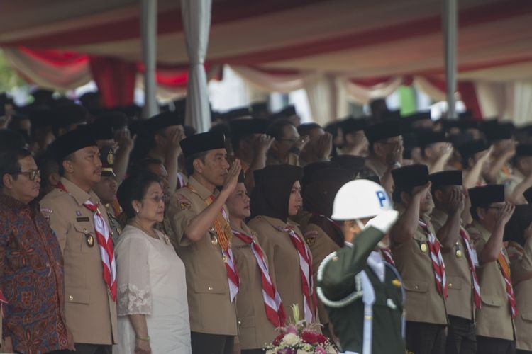 Presiden Joko Widodo (keempat kiri) bersama Ibu Negara Iriana Joko Widodo (kelima kiri), Mantan Presiden Megawati Soekarnoputri (ketiga kiri), Menpora Imam Nahrawi (kedua kiri), dan Seskab Pramono Anung (kiri) dalam acara Raimuna Nasional XI yang bertepatan dengan peringatan ulang tahun Pramuka ke-56 di, Bumi Perkemahan Cibubur, Jakarta, Senin (14/8/2017). Sebanyak 15 ribu Pramuka Penegak dan Pandega dari 34 provinsi dan 514 kota/kabupaten serta pramuka luar negeri mengikuti kegiatan bertajuk Pramuka untuk Masa Depan Indonesia: kreatif, inovatif, berkarakter. ANTARA FOTO/Rosa Panggabean/aww/17.