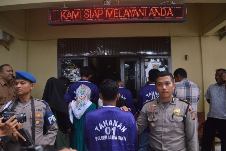 Polisi memperlihatkan tersangka dalam kasus pesta ekstasi di Mapolsek Banda Sakti, Kota Lhokseumawe, Aceh