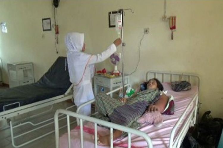 Nurlina pasien kanker asal Desa Pasiang, Kecamatan Matakali, Polewali Mandar, Sulawesi Barat, hanya bisa berbaring di tempat tidur tanpa menjalani operasi pengangkatan kanker yang mengerogoti tubuhnya.