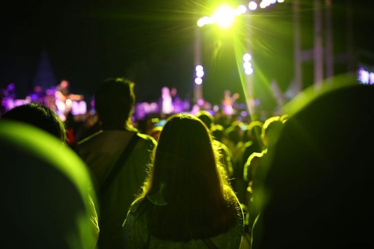 Suasana penonton di Prambanan Jazz Festival 2017 di kompleks Candi Prambanan, Yogyakarta, Jumat (18/8/2017). Pada hari pertama, konsep 90s Moment bakal dimeriahkan artis dan musisi yang populer dan hits pada tahun 90-an dan Prambanan Jazz Festival ini akan berlangsung selama tiga hari dari 18 sampai 20 Agustus 2017 di Candi Prambanan, Yogyakarta.