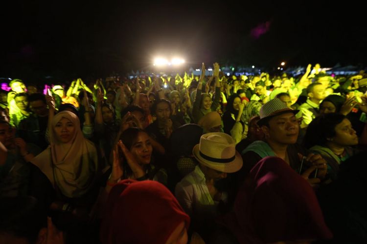 Suasana penonton di Prambanan Jazz Festival 2017 di kompleks Candi Prambanan, Yogyakarta, Jumat (18/8/2017). Pada hari pertama, konsep 90s Moment bakal dimeriahkan artis dan musisi yang populer dan hits pada tahun 90-an dan Prambanan Jazz Festival ini akan berlangsung selama tiga hari dari 18 sampai 20 Agustus 2017 di Candi Prambanan, Yogyakarta.
