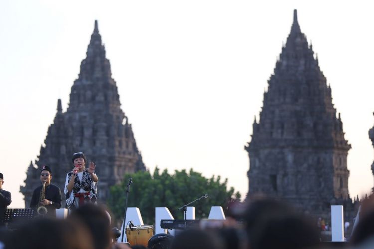 Yura Yunita tampil di Prambanan Jazz Festival 2017 di kompleks Candi Prambanan, Yogyakarta, Sabtu (19/8/2017). Prambanan Jazz Festival berlangsung selama tiga hari dari 18 sampai 20 Agustus 2017 di Candi Prambanan, Yogyakarta.