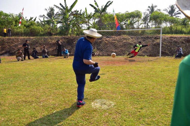 Menteri Desa, Pembangunan Daerah Tertinggal dan Transmigrasi, Eko Putro Sandjojo saat melakukan kunjungan kerja ke Desa Citalahab, Pandeglang. Saat itu, ia turut bermain sepak bola dengan pemuda setempat.