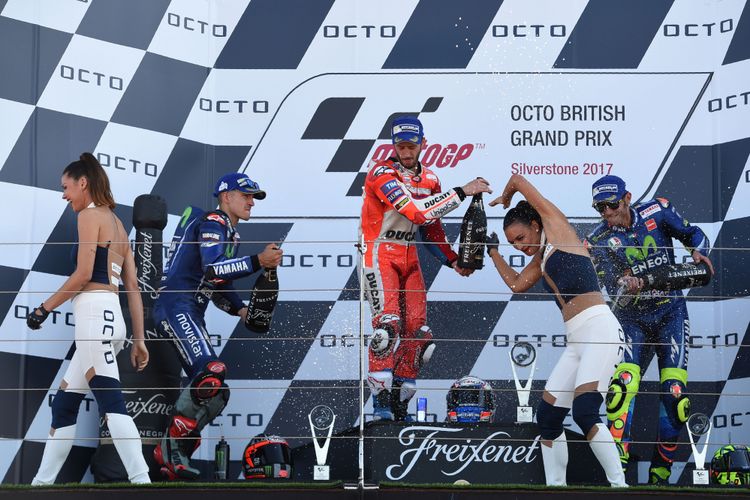 Pebalap Ducati, Andrea Dovizioso (tengah), menjadi pemenang GP Inggris di Sirkuit Silverstone, 27 Agustus 2017. Dia mengalahkan duo Movistar Yamaha, Maverick Vinales (kiri) di tempat kedua dan Valentino Rossi di urutan ketiga.