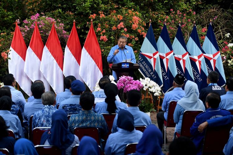 Ketua Umum Partai Demokrat Susilo Bambang Yudhoyono menyampaikan pidato politik dalam HUT ke-16 Partai Demokrat di Puri Cikeas, Bogor, Jawa Barat, Sabtu (9/9/2017). Dalam pidatonya SBY menyampaikan sejumlah hal diantaranya mengajak semua komponen bangsa untuk menciptakan lapangan kerja serta daya beli rakyat, meneruskan pemberantasan korupsi dengan mendukung KPK, dan meminta penegakan hukum secara adil tidak tebang pilih. 