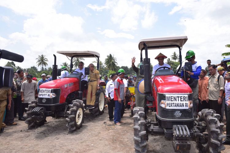 Mendes PDTT dan Mentan saat melakukan penanaman jagung di Desa Padang Lebar, Kecamatan Seginim, Kabupaten Bengkulu Selatan, Selasa (19/9/2017).