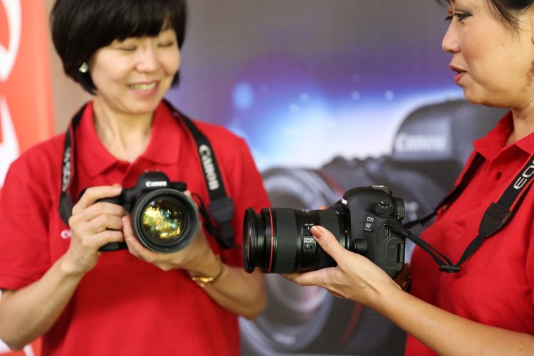 Noriko Gunji (kiri) President and CEO Canon Singapore, Pte. Ltd. dan Merry Harun Canon Division Director, pt. Datascrip berfoto bersama saat peluncuran kamera Canon EOS 6D Mark II di Pasuruan, Jawa Timur, Rabu (27/9/2017).  Canon melalui distributor PT Datascrip secara resmi memasarkan kamera DSLR terbaru dari seri EOS 6D, yaitu EOS 6D Mark II di Indonesia. 