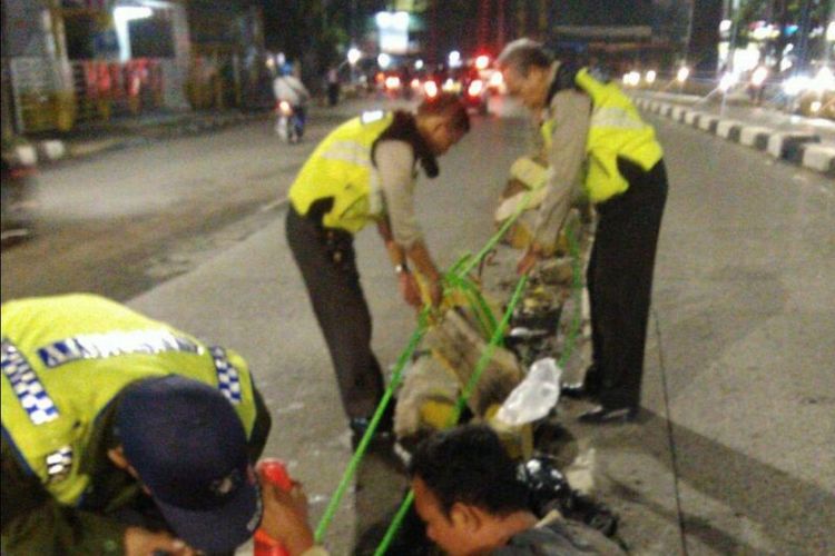 Perbaikan separator busway di Jalan Warung Buncit