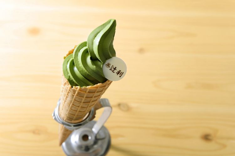 Di dalam toko tersedia berbagai menu yang hanya di jual di cabang ini, seperti Tsujiri softcream koicha yang rasa matcha-nya dua kali lipat dari soft cream matcha biasa