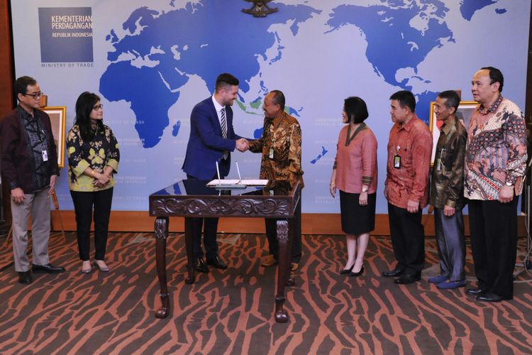 Penandatangan Memorandum of Understanding (MoU) dengan calon distributor pelumas Pertamina dari Johannesburg, Afrika Selatan. Penandatanganan dilakukan oleh Direktur Utama PT Pertamina Lubricants Afandi dengan Direktur JEBRS 13 GROUP Jarred Deacon di Kantor Kementerian Perdagangan, Senin (16/10/2017).