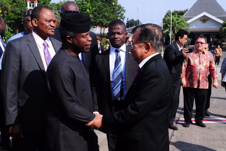 Wakil Presiden Jusuf Kalla menerima kunjungan kehormatan Wakil Presiden Nigeria Yemi Osinbajo di Bandara Halim Perdanakusuma, Selasa (24/10/2017).