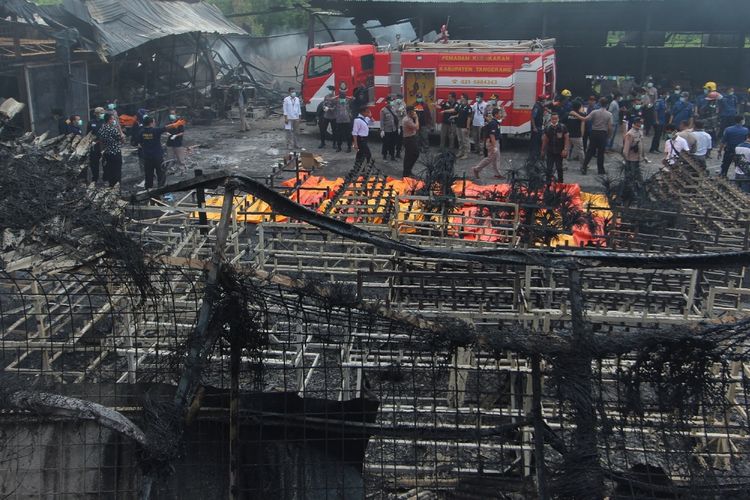 Petugas forensik dari kepolisian melakukan pemeriksaan di lokasi pabri petasan yang terbakar di Tangerang Kota, Banten, 26 Oktober 2017. Sebanyak 47 orang tewas akibat terjebak dan tidak mampu menyelamatkan diri saat kebakaran terjadi.
