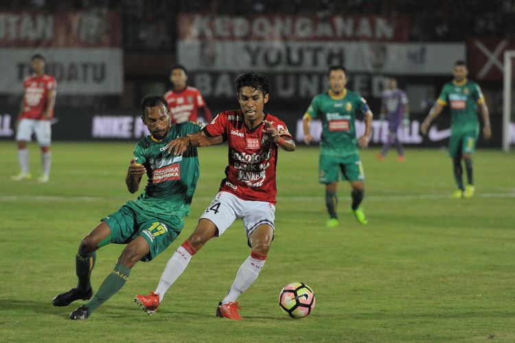 Pesepak bola Bali United Fadil Sausu (kanan) berebut bola dengan pesepak bola Sriwijaya FC Muhammad Nur Iskandar dalam Pertandingan Sepak Bola Liga 1 di Stadion I Wayan Dipta, Gianyar, Bali, Senin (30/10/2017). Bali United menang atas Sriwijaya dengan skor 3-2.