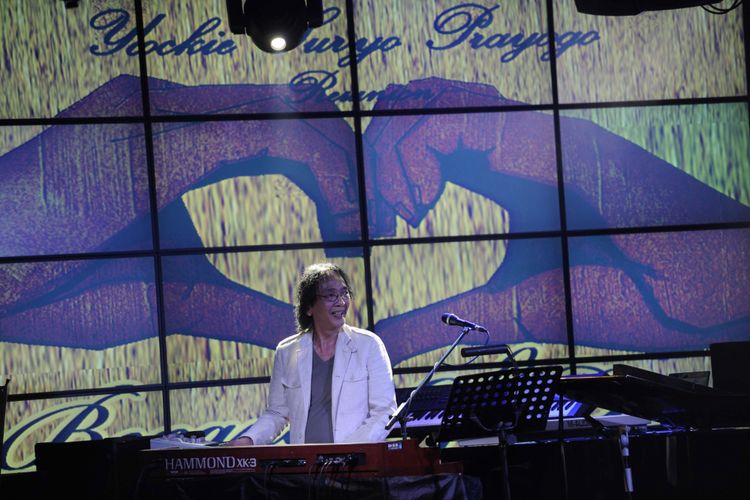 Musisi Yockie Suryo Prayogo menggelar konser mini yang bertajuk Because of Love di Nan Xiang Executive Ballroom, Senayan, Jakarta, Jumat (29/7/2011).