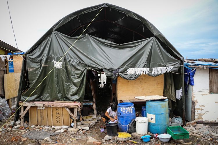 Aktifitas warga di rumah semi-permanen di Kampung Akuarium, Jakarta Utara, Selasa (7/11/2017). Kawasan yang dihuni sekitar 160 KK ini kembali jadi perbincangan setelah Gubernur Anies Baswedan merencanakan Kampung Akuarium sebagai proyek percontohan pertama pembangunan rumah berlapis di Jakarta.