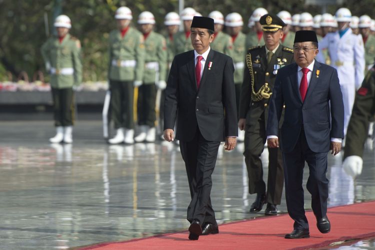 Presiden Joko Widodo (kiri) berjalan bersama Wakil Presiden Jusuf Kalla (kanan) sebelum memimpin  Upacara Ziarah Nasional di Taman Makam Pahlawan Kalibata, Jakarta, Jumat (10/11/2017). Upacara tersebut dilaksanakan sebagai bentuk penghormatan terhadap jasa pahlawan dan mengenang pertempuran 10 November di Surabaya. ANTARA FOTO/Rosa Panggabean/ama/17. 