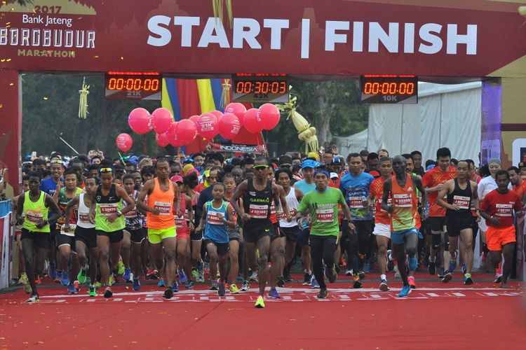 Sejumlah peserta berlari meninggalkan garis start pada Bank Jateng Borobudur Marathon (BJBM) 2017 di Taman Wisata Candi (TWC) Borobduur, Magelang, Jateng, Minggu (19/11). Sebanyak 8.754 peserta dari dalam dan luar negeri mengikuti BJBM yang meombakan tiga kategori Full Marathon (42 km), Half Marathon (21 km) dan 10 K (10 km) dengan total hadiah sebesar  Rp 2,3 miliar. ANTARA FOTO/Anis Efizudin/ama/17