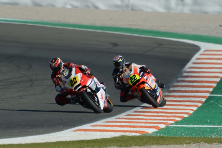 Final FIM CEV Moto2 - Pebalap Astra Honda Racing Team, Dimas Ekky Pratama (depan), memacu motornya pada laga final FIM CEV Moto2 di Sirkuit Ricardo Tormo, Valencia, Spanyol, Minggu (19/11). Dimas yang memulai balapan dari posisi ke-10 berhasil menyelesaikan balapan dengan finis di posisi ketujuh.
Kompas/Wawan H Prabowo