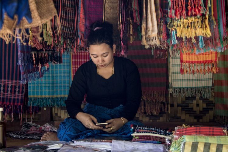 Kain tenun menjadi salah satu ikon diplomasi budaya Indonesia. Kain tenun merupakan salah satu produk kriya yang bisa menggerakkan perekonomian di daerah