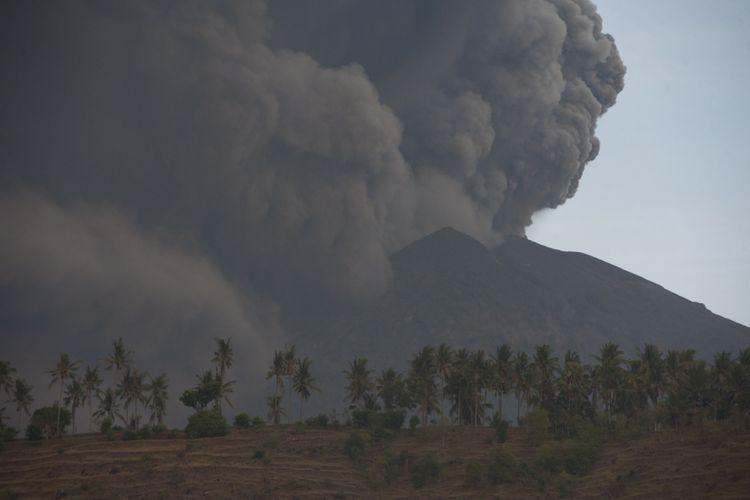 Asap dan abu vulkanis menyembur dari kawah Gunung Agung pascaletusan freatik kedua, terpantau dari Desa Culik, Karangasem, Bali, Minggu (26/11/2017). Pusat Vulkanologi dan Mitigasi Bencana Geologi menyatakan telah terjadi letusan freatik kedua pada pukul 17.20 Wita yang disusul dengan semburan asap dan abu vulkanis hingga ketinggian 3.000 meter. 