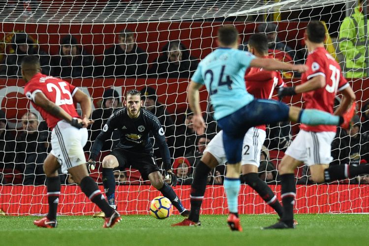 Penjaga gawang Manchester United, David de Gea (tengah), mengantisipasi bola tendangan pemain Bournemouth dalam pertandingan Premier League di Old Trafford, Manchester, Rabu (13/12/2017).