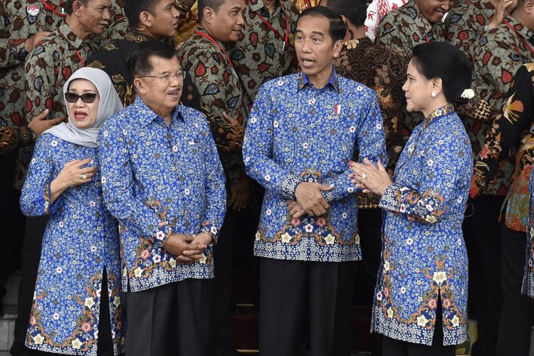 Presiden Joko Widodo (kedua kanan) dan Ibu Negara Iriana Joko Widodo (kanan), Wakil Presiden Jusuf Kalla (kedua kiri) dan Ibu Mufidah Jusuf Kalla (kiri) berbicang disela-sela foto bersama dengan penerima Anugerah Tanda Kehormatan Satyalancana Kebaktian Sosial Donor Darah Sukarela di Istana Bogor, Jawa Barat, Minggu (17/12). Memperingati Hari Kesetiakawanan Sosial Nasional, pemerintah bersama PMI menganugerahkan Tanda Kehormatan Satyalancana Kebaktian Sosial sebagai apresiasi kepada 897 pendonor darah sukarela. ANTARA FOTO/Puspa Perwitasari/ama/17