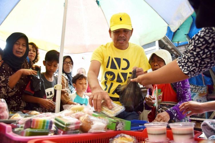 Bupati Purwakarta Dedi Mulyadi pada Minggu (17/12/2017) pagi berbelanja sembako di Pasar Kajepit, Pasar Jumaah, Purwakarta.