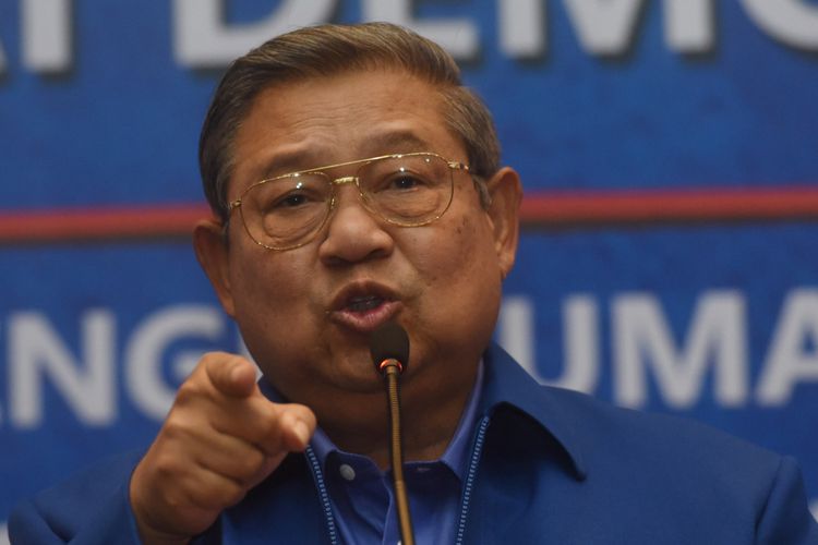 Ketua Umum Partai Demokrat Susilo Bambang Yudhoyono menyampaikan keterangan terkait penetapan pasangan bakal calon gubernur dan wakil gubernur yang diusung partainya di Jakarta, Minggu (7/1). Partai Demokrat secara resmi mengumumkan 17 pasangan bakal cagub-cawagub dalam pilkada 2018 dimana 14 orang dari 17 pasangan tersebut merupakan kadernya. ANTARA FOTO/Akbar Nugroho Gumay/aww/18.