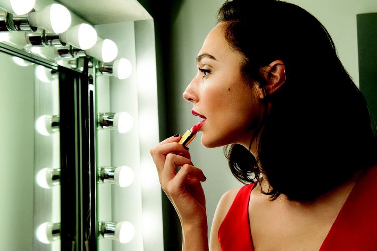 Gal Gadot menjadi duta kosmetik Revlon terbaru.