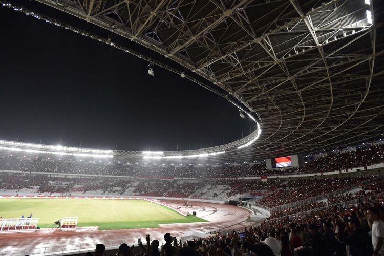 Suasana tribun penonton saat menyaksikan laga persahabatan antara Indonesia melawan Islandia di Stadion Utama Gelora Bung Karno, Jakarta, Minggu (14/1). Pertandingan tersebut menandai peresmian renovasi SUGBK yang dipersiapkan untuk menyambut Asian Games XVIII Agustus mendatang. ANTARA FOTO/Puspa Perwitasari/foc/18.