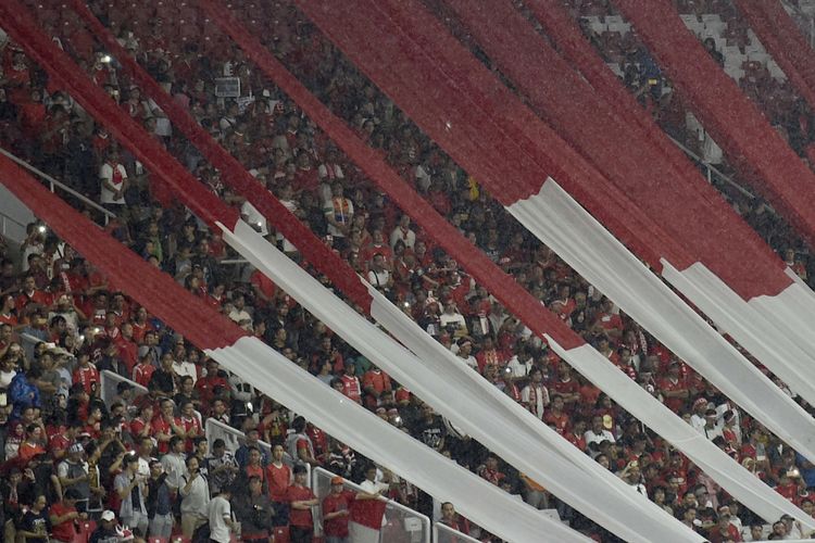 Suasana tribun penonton saat menyaksikan laga persahabatan antara Indonesia melawan Islandia di Stadion Utama Gelora Bung Karno, Jakarta, Minggu (14/1). Pertandingan tersebut menandai peresmian renovasi SUGBK yang dipersiapkan untuk menyambut Asian Games XVIII Agustus mendatang. ANTARA FOTO/Puspa Perwitasari/foc/18.