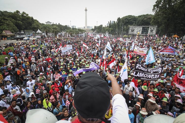 Ratusan Nelayan dari berbagai daerah yang tergabung dalam Aliansi Nelayan Indonesia (ANI) menggelar unjuk rasa di Monas, Jakarta Pusat, Rabu (17/1). Mereka mendesak Pemerintah mencabut Peraturan Menteri Nomor 2/2015 yang mengatur penggunaan alat cantrang oleh nelayan tradisional. ANTARA FOTO/Dhemas Reviyanto/ama/18