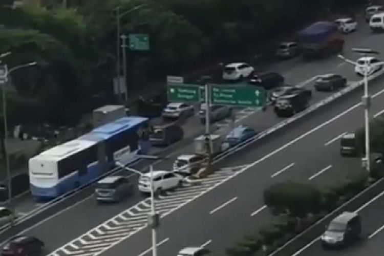 Bidik layar rekaman video yang menunjukkan mobil lawan arah masuk tol di kawasan Slipi, Jakarta Barat.