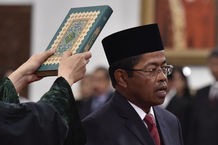 Menteri Sosial Idrus Marham mengucapkan sumpah jabatan saat pelantikan di Istana Negara, Jakarta, Rabu (17/1). Presiden melantik Idrus Marham sebagai Menteri Sosial menggantikan Khofifah Indar Parawansa yang mengundurkan diri untuk mengikuti Pilkada Jawa Timur. ANTARA FOTO/Puspa Perwitasari/foc/18.