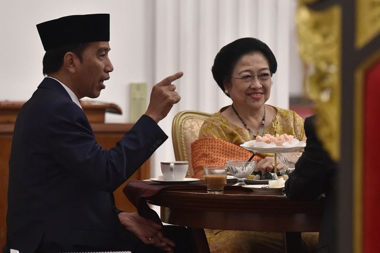 Presiden Joko Widodo (kiri) berbincang dengan mantan Presiden Megawati Soekarnoputri (kanan) usai melantik empat pejabat negara di Istana Negara, Jakarta, Rabu (17/1). Presiden melantik Idrus Marham sebagai Menteri Sosial menggantikan Khofifah Indar Parawansa, Jenderal Purn Moeldoko sebagai Kepala Staf Presiden menggantikan Teten Masduki, Jenderal Purn Agum Gumelar sebagai Wantimpres, dan Marsekal TNI Yuyu Sutisna sebagai  KSAU. ANTARA FOTO/Puspa Perwitasari/foc/18.