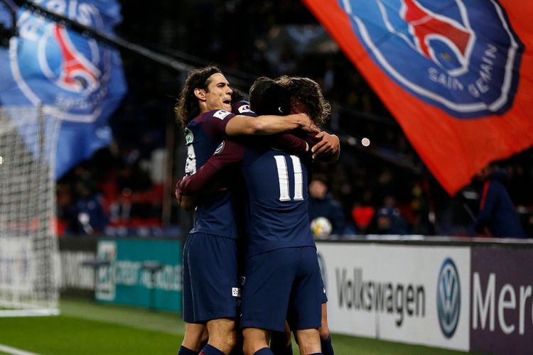 Gelandang Paris Saint-Germain, Adrien Rabiot (kanan), merayakan gol yang dia cetak ke gawang Guingamp dalam laga babak 16 besar Piala Prancis di Stadion Parc des Princes, Paris, pada 24 Januari 2018.